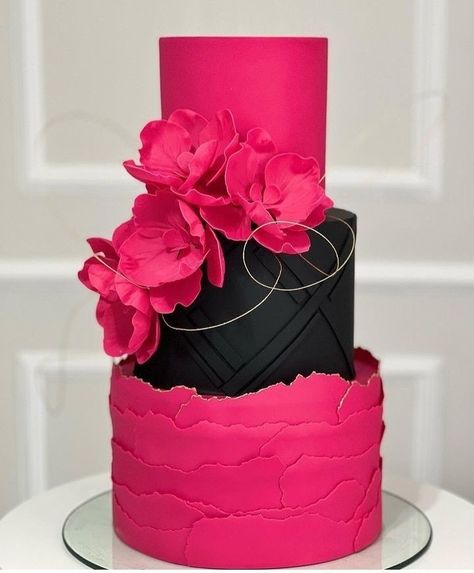 26 Birthday Cake, Cupcakes Design, Cake Design Inspiration, Black Cake, Homemade Cinnamon Rolls, Beautiful Cake Designs, Cake Decorating With Fondant, Elegant Birthday Cakes, Cupcake Cake Designs