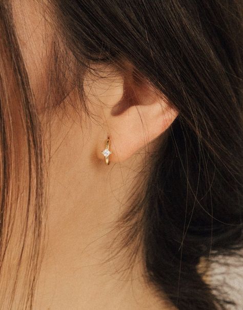 Indian Small Earrings, Gold Earrings Designs For Daily Use Indian, Small Gold Earrings Indian, Simple Gold Earrings For Daily Use, Earings Piercings Aesthetic, Daily Use Gold Earrings Indian, Stud Gold Earrings, Gold Earing, Plain Kurti