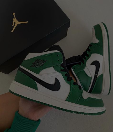 Jordan Verdes, Tenis Nike Jordan, Buty Jordan, Zapatillas Nike Jordan, Cute Jordans, Sneakers Nike Jordan, Buty Marki Nike, Boty Nike, Trendy Shoes Sneakers