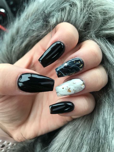 Marble Nails With Gold Flakes, Black And White Marble Nails, Marble Nails With Gold, Nails With Gold Flakes, White Marble Nails, Black Marble Nails, White Nails With Gold, Black And White Nail Art, Water Marble Nail Art