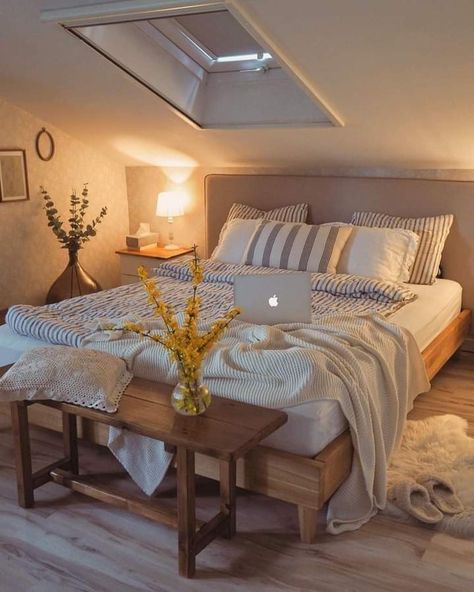 Decorating Sloped Ceilings Bedroom Ideas, Bedroom In Eaves, Small Bedroom With Sloped Ceiling, Guest Bedroom Attic, Attic Guest Room Ideas, Cosy Attic Bedroom, Attic Guest Room Sloped Ceiling, Bedroom With Eaves, Small Bedroom Loft Ideas