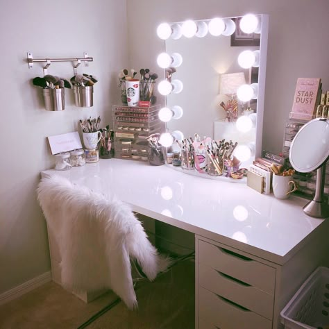 Makeup Room Decor, Cute Bedroom Ideas, Vanity Room, Bedroom Desk, Makeup Rooms, Bedroom Vanity, White Vanity, Teen Room Decor, Teen Bedroom Decor