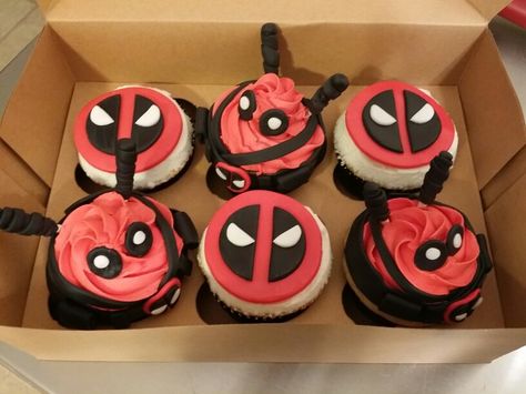 Deadpool Cupcakes Deadpool Strawberries, Deadpool Cupcakes, Deadpool Cake, Deadpool And Spiderman, Diy Gifts For Him, Mother Birthday, Cute Birthday Cakes, 17th Birthday, Family Birthdays