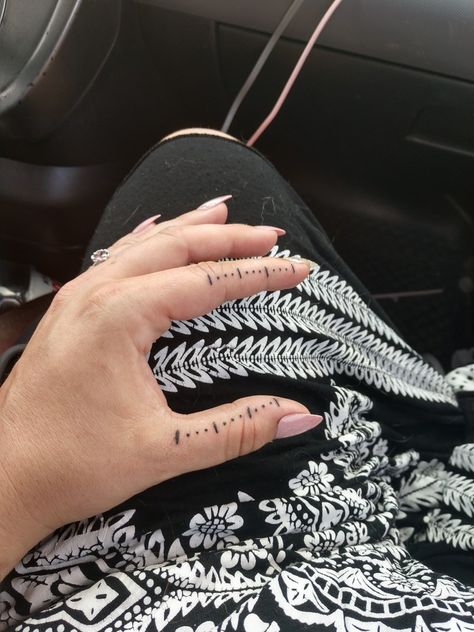 Ruler Finger Tattoo, Finger Ruler Tattoo, Ruler Tattoo Finger, Measurement Tattoo, Ruler Tattoo, Tattoo Therapy, Simple Finger Tattoo, Stick Poke Tattoo, Tattoo Finger