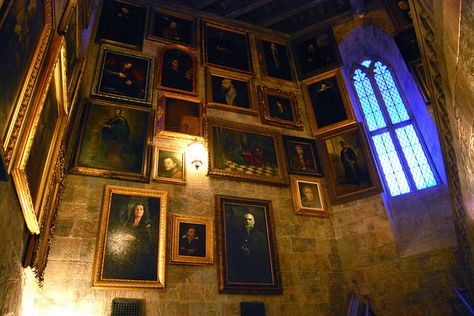 Hogwarts staircase Hogwarts Hallway Aesthetic, Hogwarts Stairs, Inside Of Hogwarts, Hogwarts Great Hall Aesthetic, Hogwarts Grand Staircase, Harry Potter Park, Hogwarts Interior, Harry Potter Orlando, Harry Potter Castle