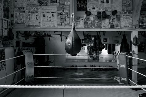 Boxing Gym Aesthetic, Old School Boxing, Vintage Boxing Gym, Black Panther Hd Wallpaper, Boxing Videos, Gym Wallpaper, Best Workout Routine, Retro Gym, School Boxes