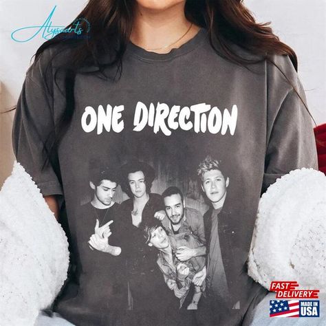 One Direction The Eras Tour Shirt Merch Classic Sweatshirt Check more at https://alysaarts.com/product/one-direction-the-eras-tour-shirt-merch-classic-sweatshirt/ One Direction Shirt Ideas, One Direction Shirt, One Direction Merch, Eras Tour Shirt, Cute Fall Shirt, Halloween Tshirt, Fall Tee, Hoodie Material, Pumpkin Shirt