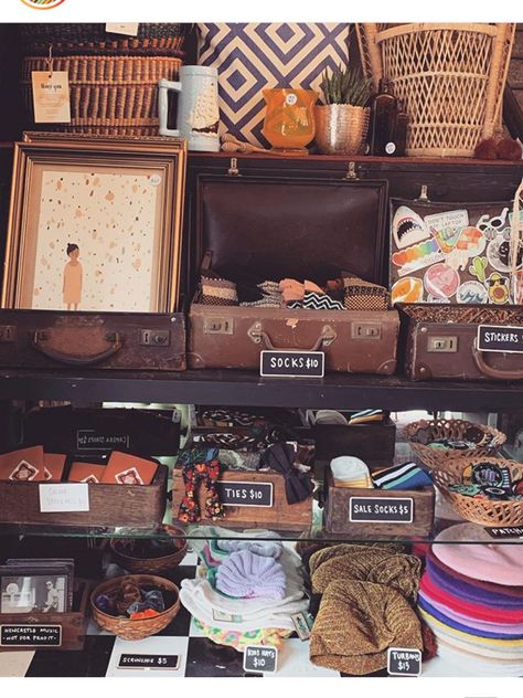 Flea Market Set Up Display, Flea Market Set Up Ideas, Second Hand Store Ideas, Vintage Pop Up Shop, Flea Market Set Up, Vintage Reselling, Vintage Clothing Display, Flea Market Aesthetic, Vintage Store Ideas