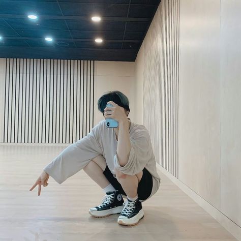 Converse Run Star Hike Kpop, Yeonjun Converse, Yeonjun Mirror Selfie, Converse Run Star Hike Outfit, Converse Run Star Hike, Converse Run, Run Star Hike, Outfit Korean, Celebrity Look Alike