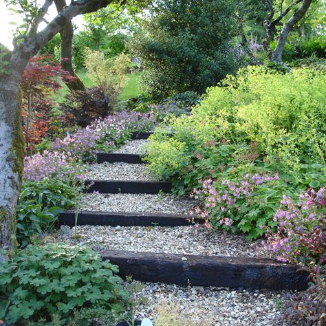 23 Creative Garden Stair Ideas To Style Up Your Hillside Landscape Railroad Ties Landscaping, Steep Gardens, Landscaping On A Hill, Hillside Garden, Walkway Ideas, Sloped Backyard, Garden Stairs, Hillside Landscaping, Sloped Garden