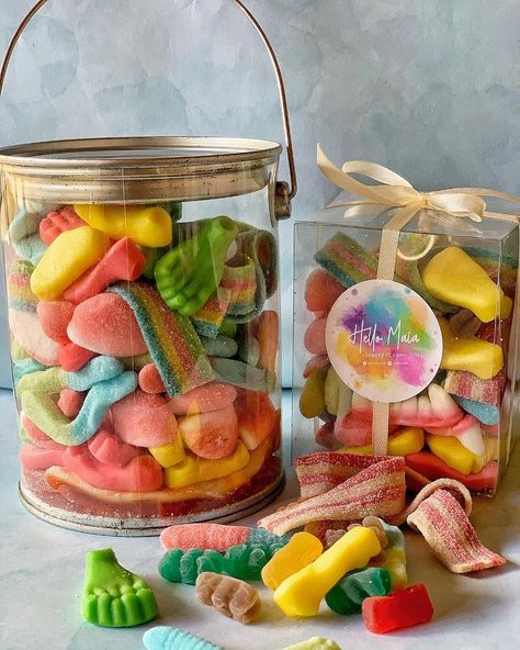 Sour candy Brr Basket, Candy Salad, Class Birthdays, Bucket List Book, Birthday Plans, Cute Date Ideas, Salad In A Jar, Sweet Ideas, Birthday Candy