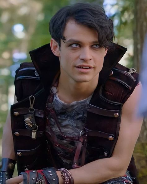 Hook From Descendants, Harry Hook Descendants, Harry Descendants, Thomas Doherty Descendants, Hot Pirate, Tom Doherty, Simp Card, Max Dennison, Chase Davenport