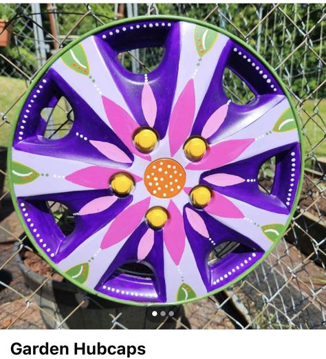 Hub Cap Art, Hubcap Flowers, Hubcap Art, Car Part Art, Tin Can Flowers, Car Parts Decor, Distressed Furniture Painting, Garden Globes, Cap Art