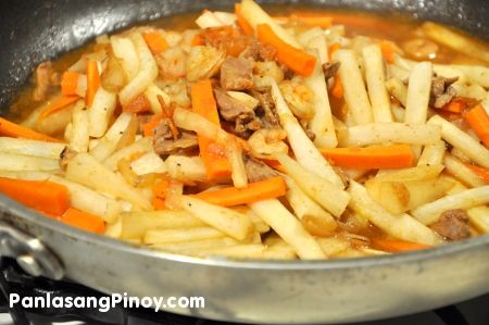 Ginisang Labanos is the Filipino term for sautéed daikon (or white radish). This is a simple vegetable recipe that goes well with hot steamed rice.    This recipe uses sliced pork and shrimp. Although there are some similar recipes that do not use meat or seafood (which makes it purely vegetarian), I opted to add pork and shrimp to enhance the f Labanos Recipe, Filipino Vegetable Recipes, Filipino Delicacies, Pork Cabbage, Low Carb Paleo Recipes, White Radish, Yummy Vegetable Recipes, Easy Vegetable Recipes, Bountiful Baskets