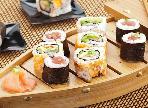 Top 6 Stunning Sushi Trays That Will Have You Serving Sushi Like A Master Chef - https://www.katachiware.com.au/top-6-sushi-trays/ Sushi Food Photography, Sushi Tray, Sushi Boat, Sushi Ingredients, Mini Dessert Cups, Types Of Sushi, Nigiri Sushi, Sushi Platter, Bakery Supplies