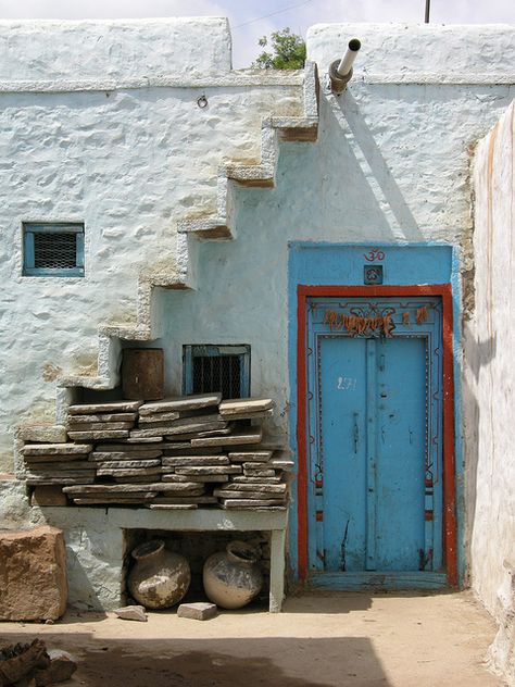 Ahiole house, Karnataka. India Old House India, Interesting Doors, Rattan Stool, Lord Wallpapers, Indian Doors, Shiva Lord, Drawing Course, Diy Plant Hanger, Hampi