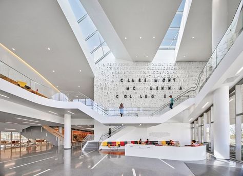 When is a gym not just a gym? When it’s a campus hub for meet-ups, study groups, and numerous college organizations in addition to the expected basketball games and workouts. The ground-up pavilion at Claremont McKenna College is as dynamic as the activities it houses. Campus Interior Design, Campus Interior, University Interior, University Interior Design, Interior Design Lobby, Claremont Mckenna College, Campus Design, Pavilion Architecture, Long House