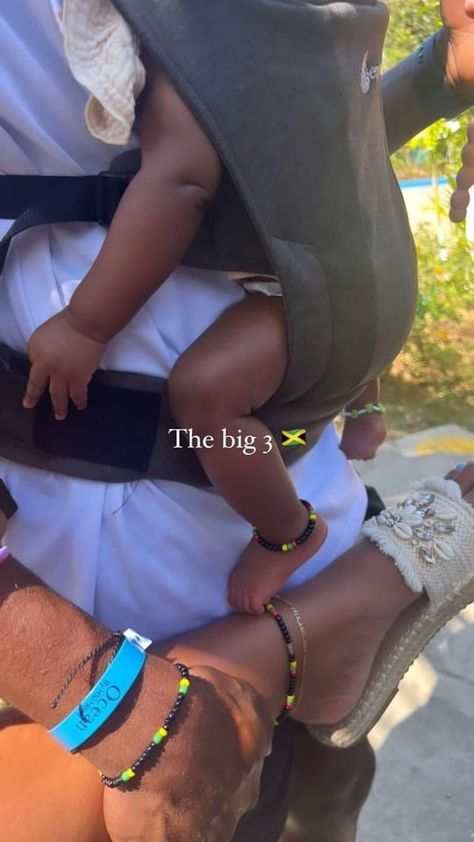 Cute Pregnant Couples, Family Goals Black, Family Aesthetic Black, Young Black Family Goals, Black Family Goals, Black Family Aesthetic, Hilarious Dogs, Cute Family Pictures, Couple Laughing