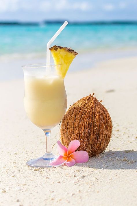 Do’s and don’ts for making a great Piña Colada. Read our best practices for how to make a Piña Colada now! Pina Colada Mocktail, Hawaiian Drinks, Caribbean Drinks, Hawaiian Cocktails, Pina Colada Recipe, Top Drinks, Beach Cocktails, Beach Drinks, Porto Rico