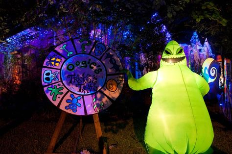 Oogie Boogie Wheel Diy, Nightmare Before Christmas Parade Float, Oogie Boogie Wheel, Oogie Boogie Trunk Or Treat, Oogie Boogie Decoration, Oogie Boogie Roulette Wheel, Oogie Boogie Casino, Oogie Boogie Lair, Oogie Boogies Lair