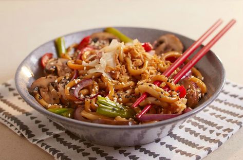 Get Gousto's wagamama yasai yaki udon recipe on your table in just 20 minutes. Learn how to throw together a fragrant sauce and coat your noodles. Yaki Udon Recipe, Wagamama Recipe, Soba Recipe, Gousto Recipes, Udon Recipe, Yaki Udon, Fresh Eats, Doner Kebab, Hello Fresh Recipes