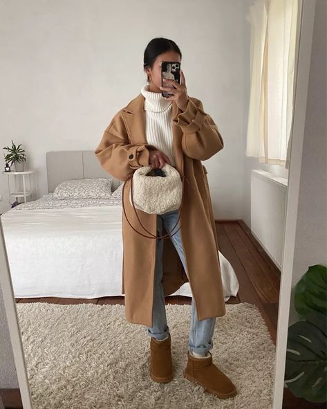 Mini Uggs Outfit, Camel Outfit, Outfit With Uggs, Camel Coat Outfit, Comfy Outfits Winter, Winter Boots Outfits, Skandinavian Fashion, Winter Fashion Outfits Casual, Uggs Outfit