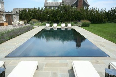 Obsessed with this Lautner Edge style pool. Looks like a mirror. Moderne Pools, Edge Pool, Geometric Pool, Building A Swimming Pool, Infinity Pools, Infinity Edge Pool, Luxury Pools, Modern Pools, Dream Pools