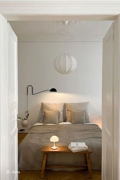 Bedding Inspiration Modern, Beige And Cream Bedroom, Interior Inspo Bedroom, Bedding Styling, Zimmer Design, Light Apartment, Scandi Bedroom, 2024 Bedroom, Scandi Home