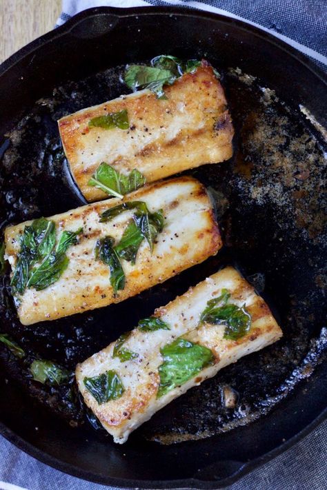 Pan-seared mahi-mahi with lime and basil in a cast iron skillet Weight Warchers, Seared Fish, Iron Recipes, Lime Basil, Cast Iron Recipes, How To Cook Fish, Healthy Fish, Cast Iron Cooking, Herb Butter