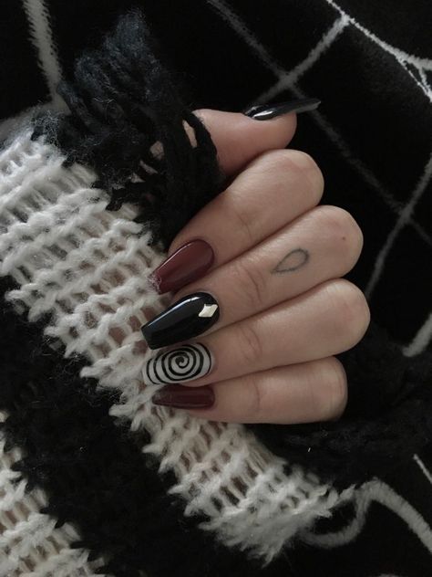 Motionless In White Inspired Nails, Gothic Acrylic Nails Coffin, Goth Acrylic Nails Short, Goth Nail Inspo Acrylic, Goth Manicure Short, Grunge Acrylic Nails Aesthetic, Nail Designs Alt, Nails Acrylic Gothic, Acrylic Nails Gothic