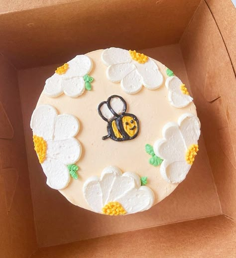 Bee Cake Decorations, Bee Shaped Cake, Zoe Cake, Bumble Bee Cake, Bee Birthday Cake, Bee Cake, 17th Birthday Ideas, Tiny Cakes, Bee Cakes