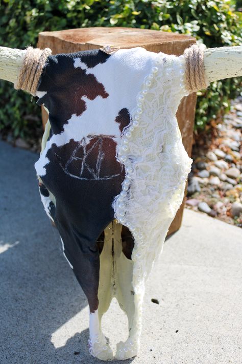 Painting On Cow Skulls, Cow Head Painting, Skull Decor Diy, Skull Inspiration, Skull Diy, Painted Animal Skulls, Animal Skull Decor, Deer Skull Art, Painted Cow Skulls