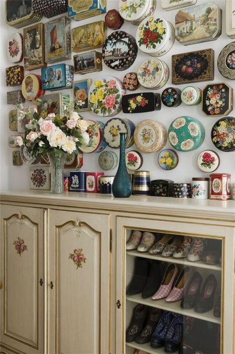 What better way to display a collection of pretty tins, from bellezza-storia.livejournal.com Plates On The Wall, Deco Boheme, Hem Design, Vintage Tins, Vintage Tin, Displaying Collections, Beautiful Wall, Vintage Walls, Assemblage