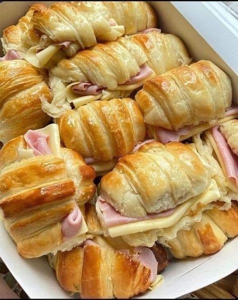 La Cuisine de nos Grands-Mères | croissants jambon-fromage😋👇 : | Facebook Best Minestrone Soup Recipe, Ham And Cheese Croissants, Sanrio Cafe, Ham And Cheese Croissant, Cheese Croissant, Cheese Crescent Rolls, Rolls Bread, Plant Based Soups, Minestrone Soup Recipe