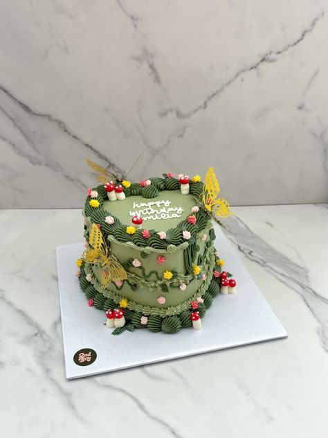 Forest Green vintage cake with buttercream rosettes and mushrooms, gold butterflies Birthday Cake Mushroom, Forest Green Cake, Green Vintage Cake, Cake Mushroom, Vintage Style Cake, Buttercream Rosettes, Buttercream Decorating, Cake With Buttercream, Fairy Vintage