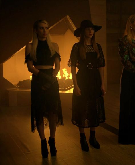 Madison & Zoe: "Boy Wonder". Zoe And Madison Ahs, Zoe Benson Outfits, Madison And Zoe, Madison Montgomery Outfits, American Horror Story Witches, Salem Halloween, Madison Montgomery, Taissa Farmiga, Ahs Coven