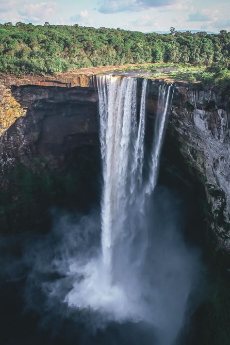 One of the largest and least accessible waterfalls in the world, Kaieteur Falls in Guyana [OC] [4000 x 6000] Instagram: @oisinmedia Kaieteur Falls, Waterfall Photo, Landscaping Images, American Travel, Amazon Rainforest, South America Travel, Beautiful Waterfalls, Incredible Places, Photography Travel