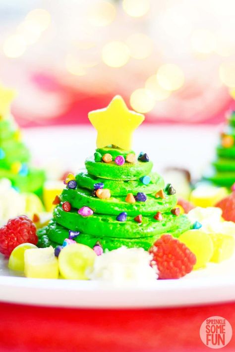 Christmas Tree Pancakes Christmas Tree Waffles, Holiday Pancakes, Christmas Breakfast Ideas, Easy Christmas Breakfast, Christmas Pancakes, Green Pancakes, Flavored Pancakes, Christmas Breakfast Recipe, Christmas Morning Breakfast