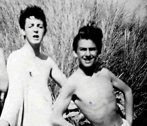 Paul and George Paul Is Dead, The Beatles 1, Teddy Boy, Beatles George Harrison, Music Genius, Beatles George, Beatles Pictures, Something In The Way, Slender Man