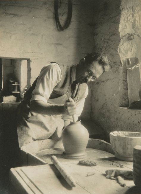 Bernard Leach Pottery, Bernard Leach, Baha I Faith, Pottery Artist, Ceramics Design, Clay Artists, Old Pottery, Clay Studio, Eastern Art