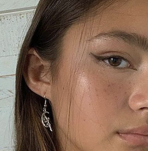 mabel chee’s eyeliner Subtle Eyeliner Looks, Light Eyeliner Natural Looks, Eyeliner Subtle, Simplistic Makeup, Subtle Eyeliner, Makeup Looks Prom, Mabel Chee, Glossy Eyeshadow, Random Knowledge