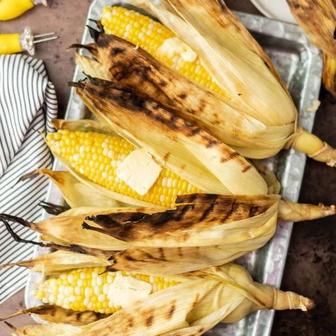 How to Grill Corn with the Husks On How To Grill Corn, Grill Corn On The Cob, Grilled Steak Kabobs, Spanish Rice Recipe Easy, Grill Corn, Broccoli Recipes Side Dish, Grilled Side Dishes, Broccoli Side Dish, Easy Macaroni Salad