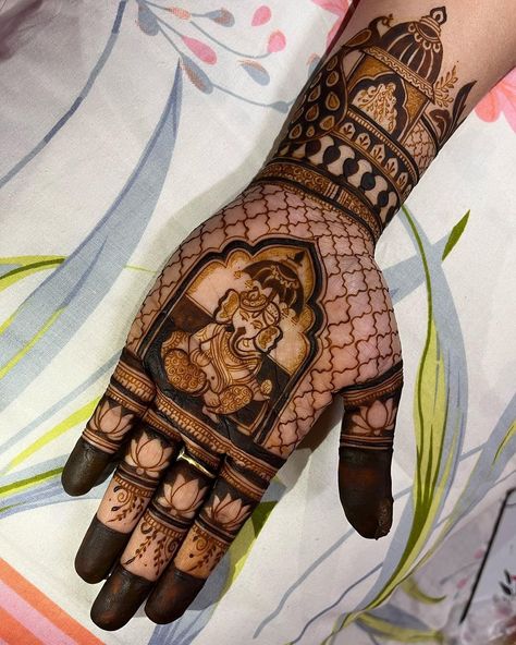 Ganesh Mehndi Designs, Ganesha Henna, Ganpati Mehndi Design, Mehendi Poses, Peacock Mehndi, Front Hand Mehndi Design, Mehandhi Designs, Front Hand Mehndi, Ganapati Bappa