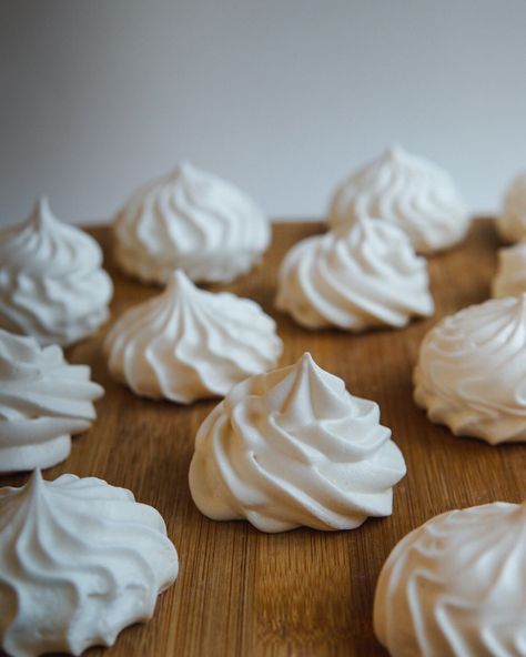 Classic Meringue Kisses - The Mindful Meringue White Meringue Cookies, Mini Meringues Ideas, Simple Meringue Recipe, Meringues Cookies, Meringue Kisses Recipe, Easy Meringue Cookies, Easy Meringues, Meringue Cookie Recipe, Patisserie Vegan