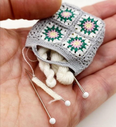 Accessoires Barbie, Miniature Knitting, Micro Crochet, Little Cotton Rabbits, Diy Doll Miniatures, Crochet Design Pattern, Crochet Doll Clothes, Crochet Tote Bag, Miniature Crafts