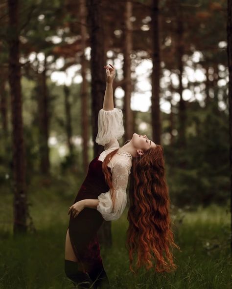 shout out to trees i love them #forest #forestphotography #forestlovers #slowliving #vintagecamera #redhead #redheadgirl #mermaidhair #heatlesscurls #wavyhair #cottagestyle #cottagestyle #cottagecoreaesthetic #goblincore #longhair #longhaircommunity #longhairgoals #hairlove Forest Portrait Photography, Erin Aesthetic, Redhead Photoshoot, Fairy Academia, Long Hair Community, Witchy Hair, Fog Photography, Autumn Photoshoot, 2024 Ideas