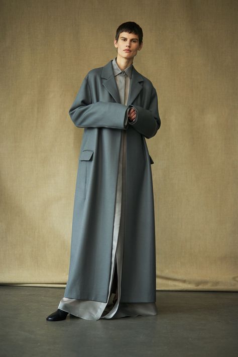 The Row Spring 2019 Ready-to-Wear Collection - Vogue The Row Coats, The Row Fashion Show, The Row Campaign Editorial, Luxury Long Sleeve Techwear Raincoat, The Row Winter 2022, Nova York, Stone Bracelet, Minimal Fashion, Fashion Show Collection