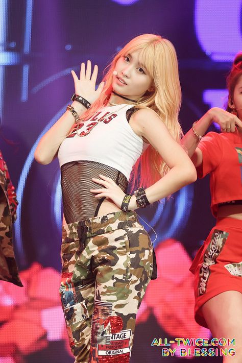 Ooh Ahh, Twice Momo, Hirai Momo, Korean Entertainment, 여자 패션, Airport Style, Sweet Girls, Concert Outfit, South Korean Girls