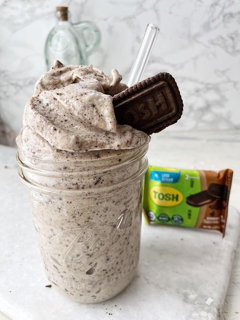 Healthy Cookies And Cream, Ice Cream Milkshake Recipe, Oreo Protein Shake, Healthy Milkshake Recipes, Ice Cream Milkshake, Low Calorie Cookies, Cookies And Cream Milkshake, Healthy Milkshake, Cookies And Cream Ice Cream