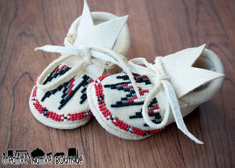 Beaded Baby Moccasins, How To Make Moccasins, Baby Moccasin Pattern, Baby Mocs, Moccasin Pattern, Beaded Moccasins, Diy Bebe, Beadwork Designs, Native Beadwork